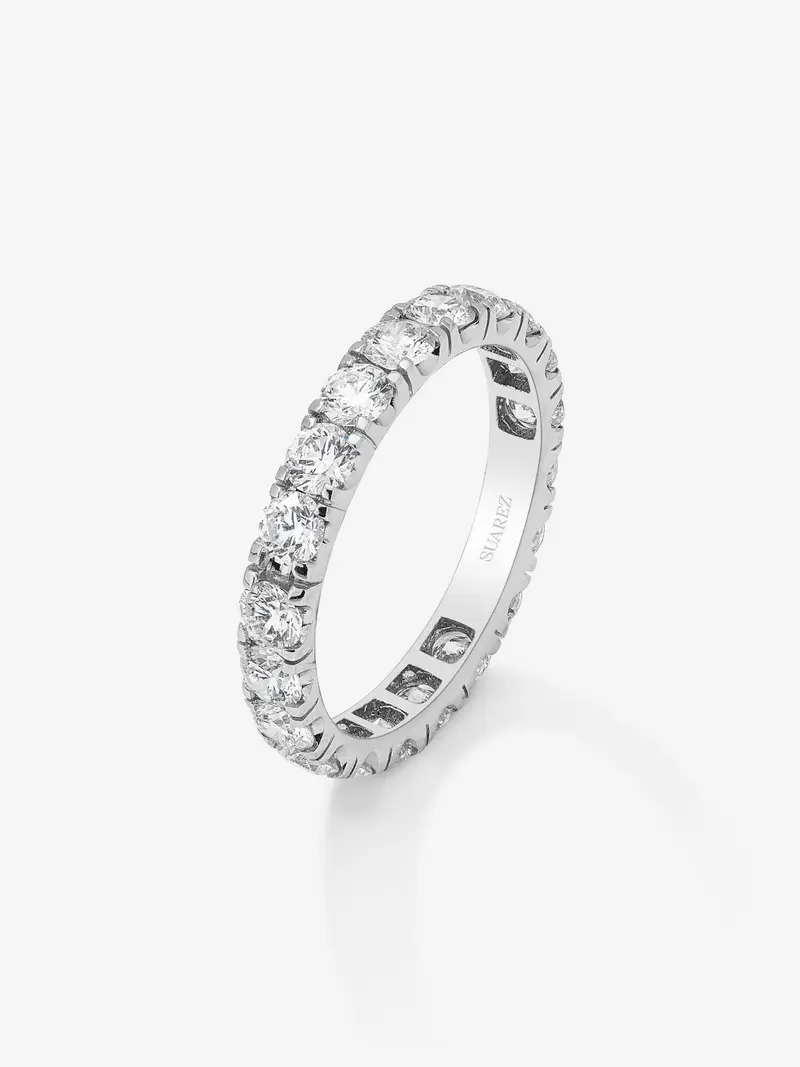 Alianza entera de oro blanco de 18K con 20 diamantes en talla brillante con un total de 2 cts