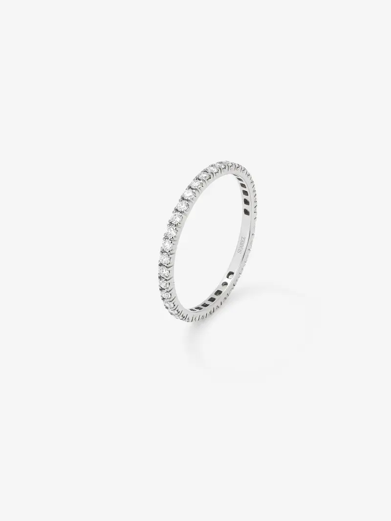 Alianza entera de oro blanco de 18K con 28 diamantes en talla brillante con un total de 0,8 cts