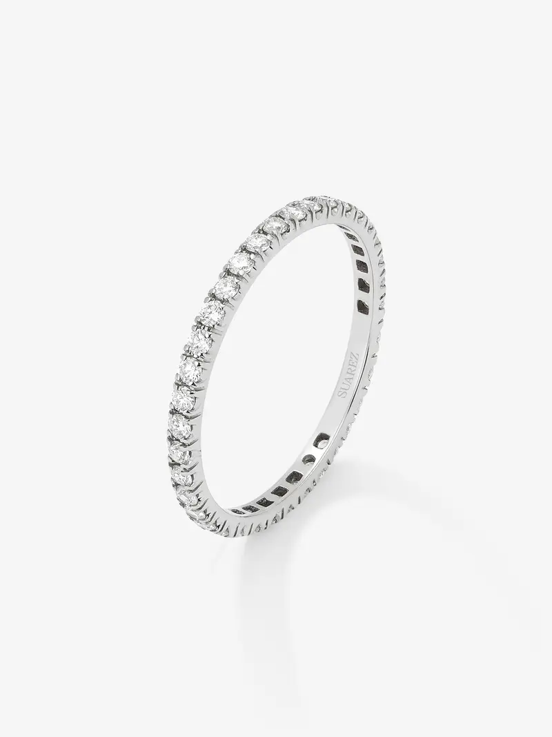 Alianza entera de oro blanco de 18K con 40 diamantes en talla brillante con un total de 0,38 cts