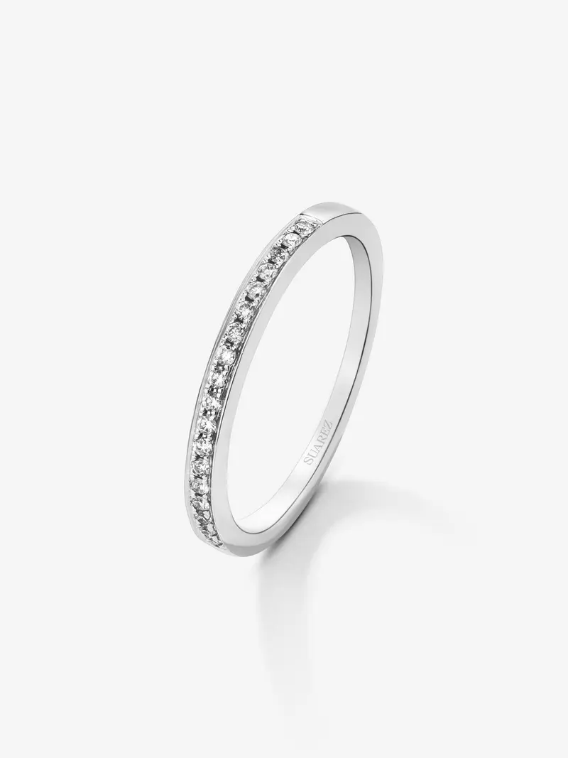 Alianza media de compromiso de oro blanco de 18K con diamantes en banda 0,10ct
