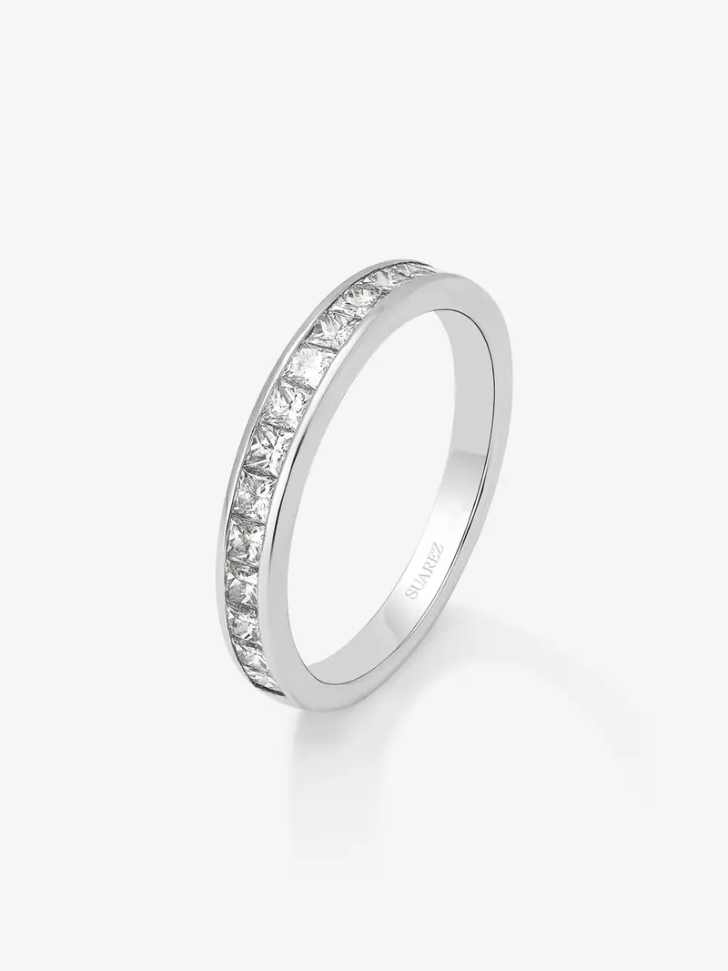 Alianza media de compromiso de oro blanco de 18K con diamantes en talla princesa en carril 0,70ct
