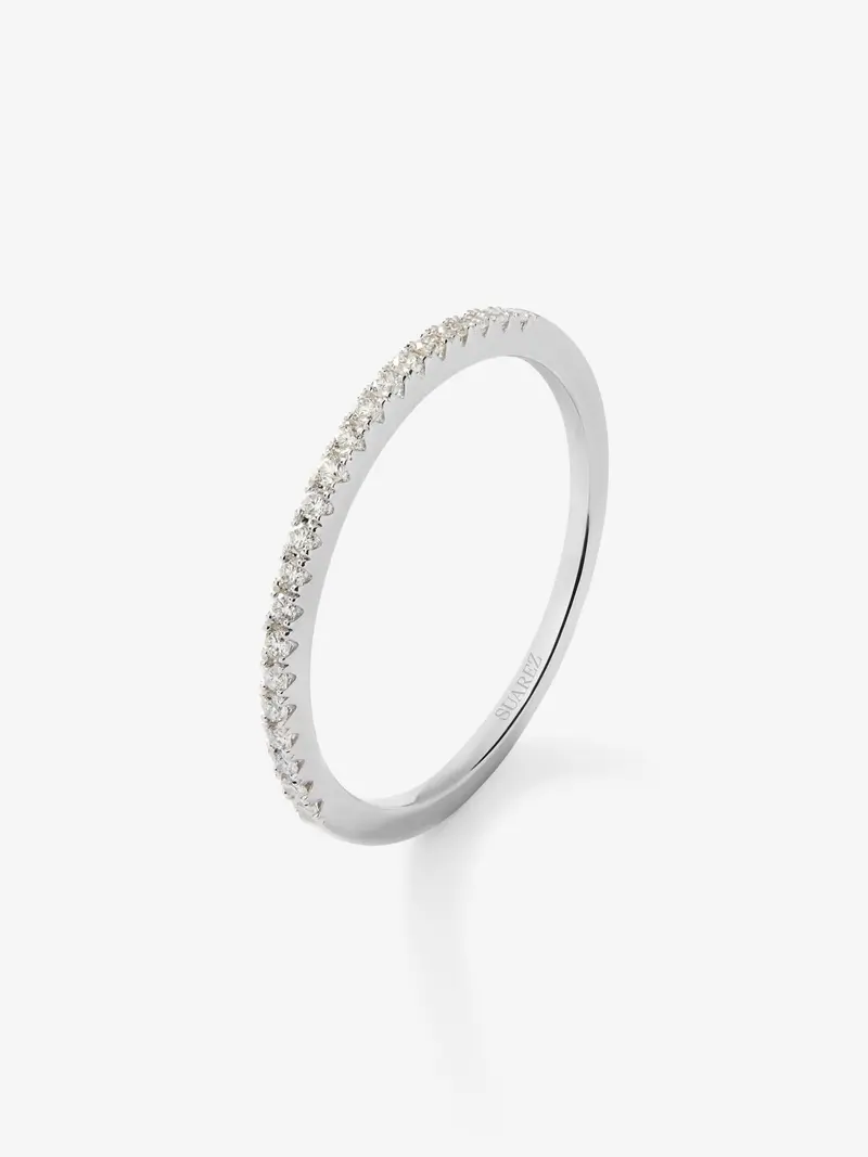 Alianza media de compromiso de oro blanco de 18K con diamantes