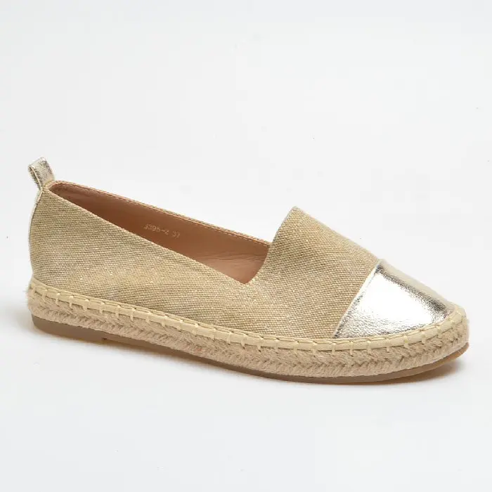 Alpargatas cerradas color khaki y puntera dorada