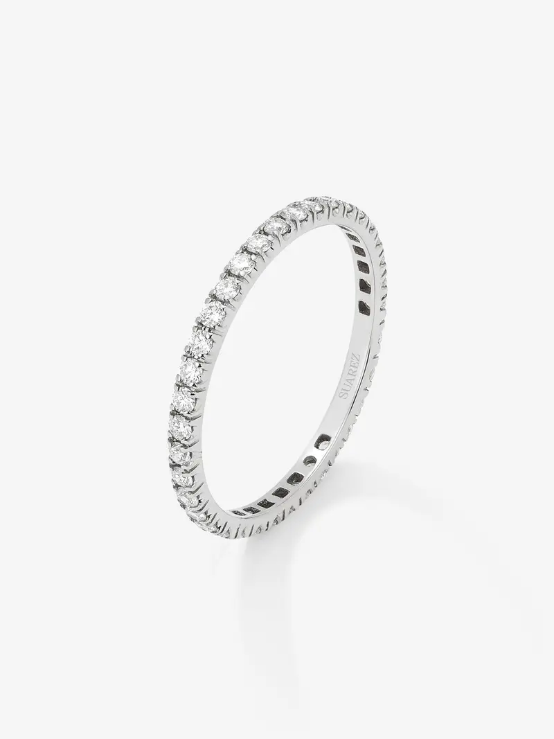 Anillo alianza entera de compromiso de oro blanco de 18K con diamantes en garra