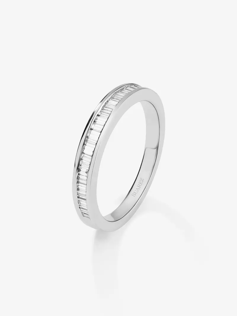 Anillo alianza media de compromiso de oro blanco de 18K con diamantes en talla baguette en banda