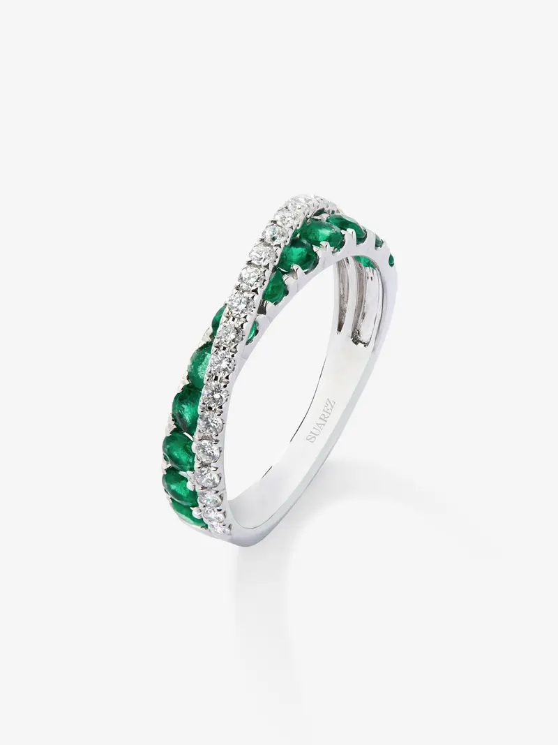 Anillo cruzado de oro blanco de 18K con 12 esmeraldas en talla brillante con un total de 0,71 cts y 20 diamantes en talla brillante con un total de 0,28 cts