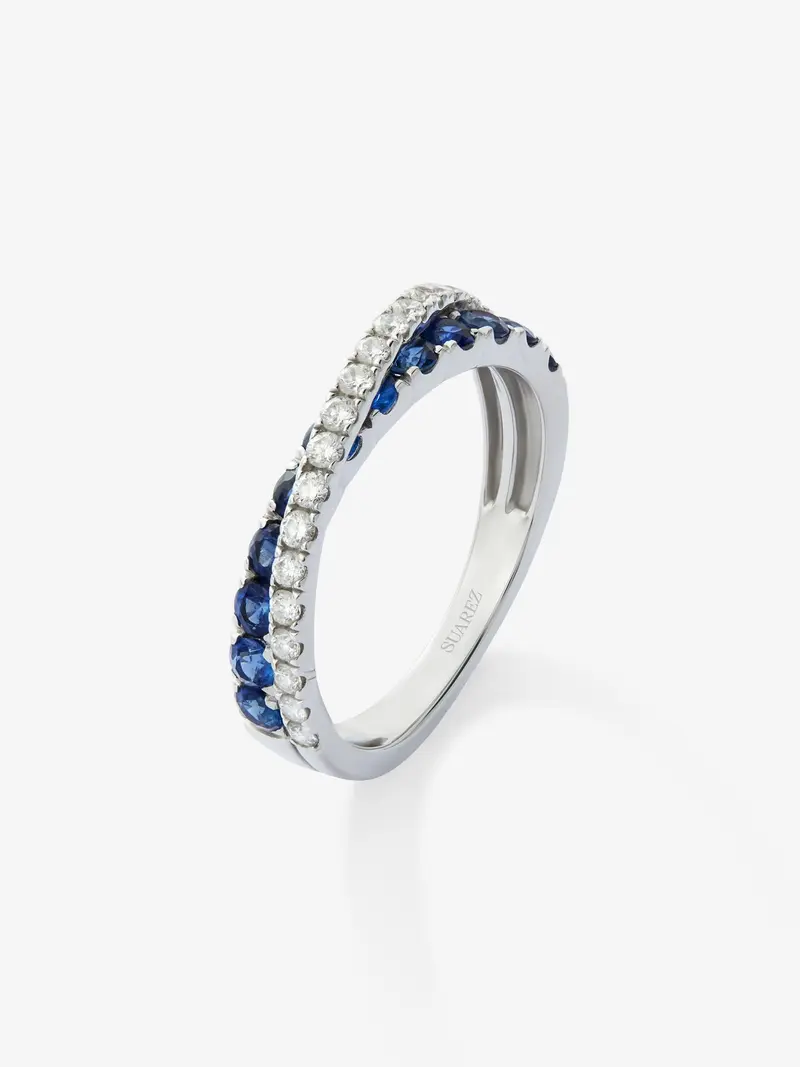 Anillo cruzado de oro blanco de 18K con 12 zafiros azules en talla brillante con un total de 0,77 cts y 20 diamantes en talla brillante con un total de 0,29 cts