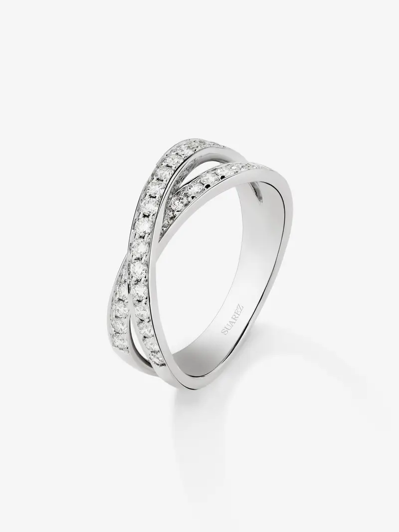Anillo cruzado de oro blanco de 18K con 30 diamantes en talla brillante con un total de 0,48 cts