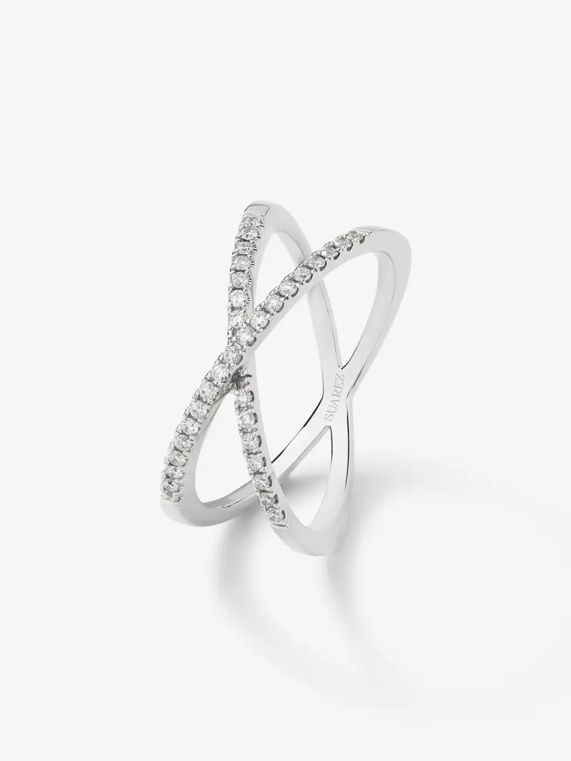 Anillo cruzado de oro blanco de 18K con 33 diamantes en talla brillante con un total de 0,2 cts