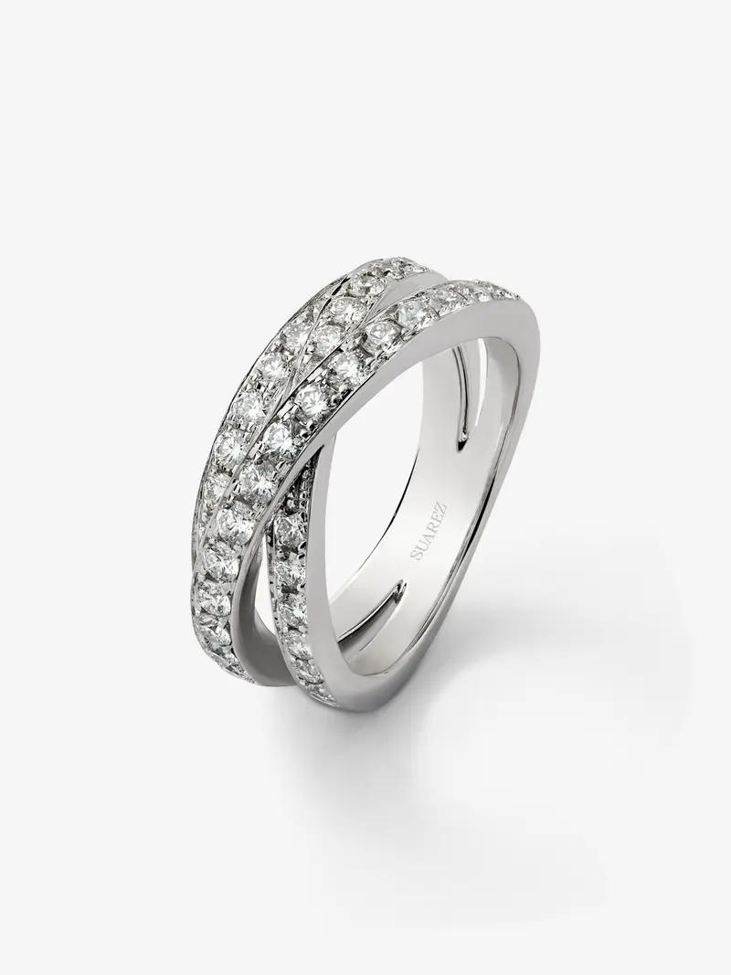 Anillo cruzado de oro blanco de 18K con 35 diamantes en talla brillante con un total de 1,24 cts
