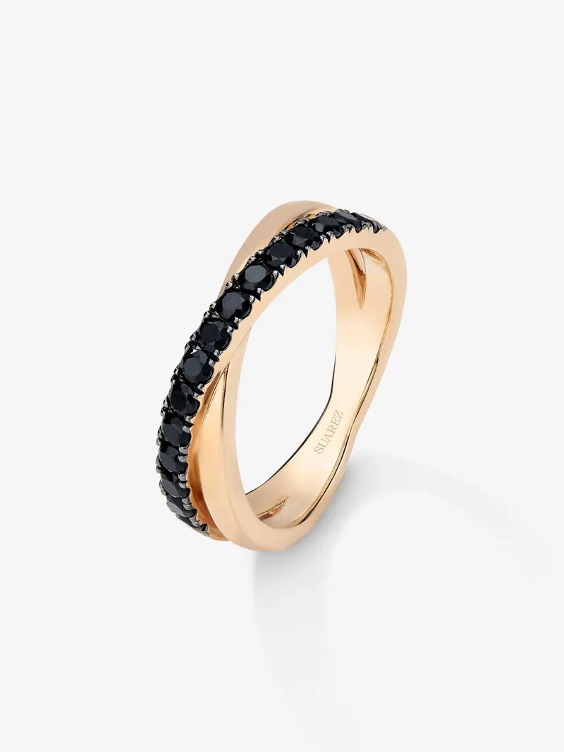 Anillo cruzado de oro rosa de 18K con 15 espinelas negras en talla brillante