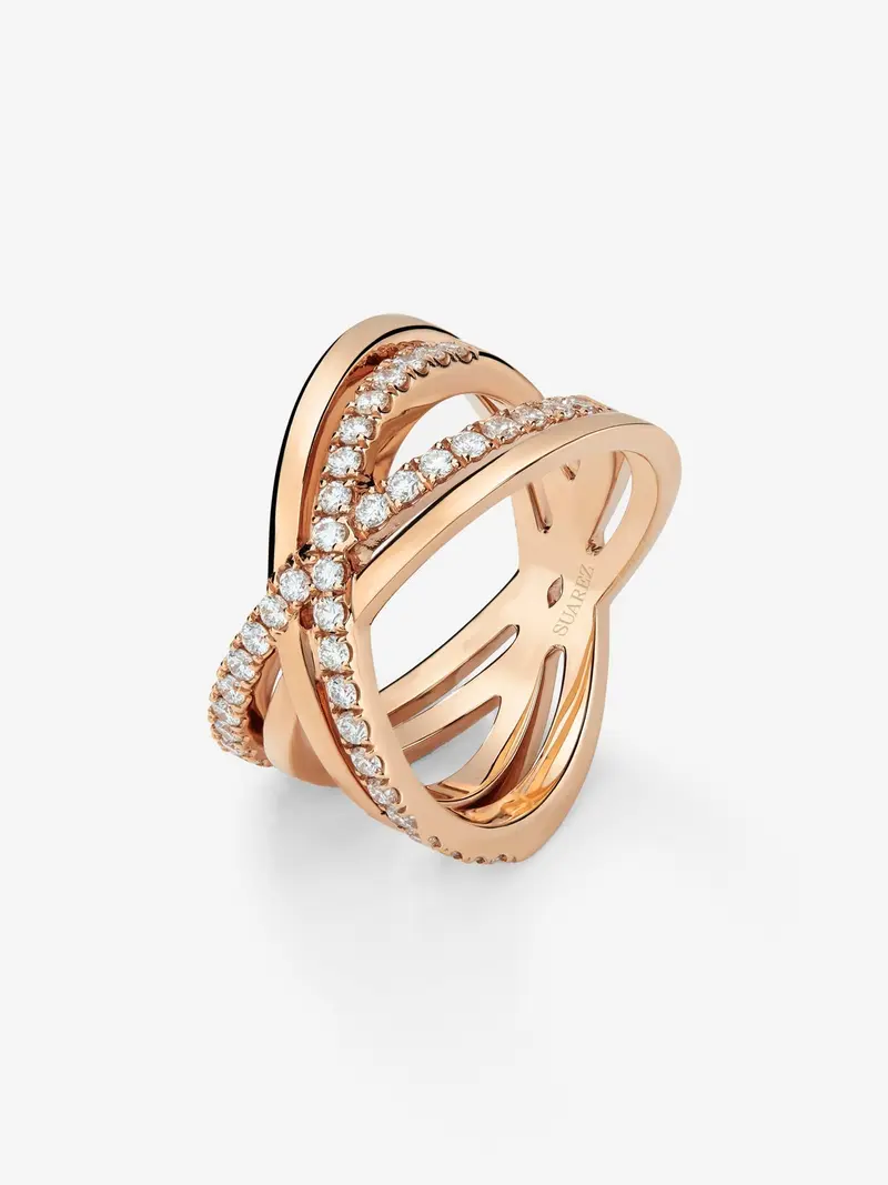Anillo cruzado de oro rosa de 18K con 40 diamantes en talla brillante con un total de 0,56 cts