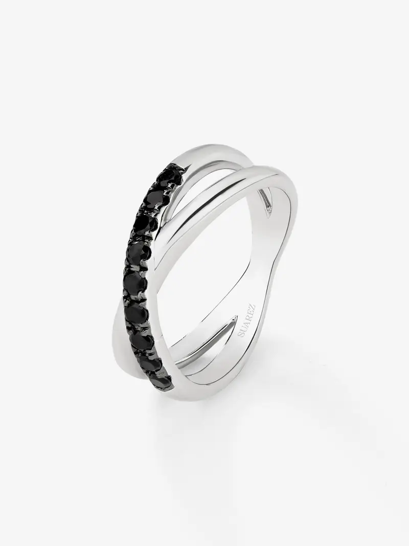 Anillo cruzado de plata 925 con 9 espinelas negras en talla brillante con un total de 0,24 cts