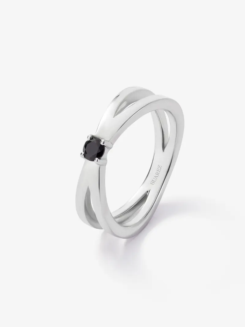 Anillo cruzado de plata 925 con espinela negra en talla brillante