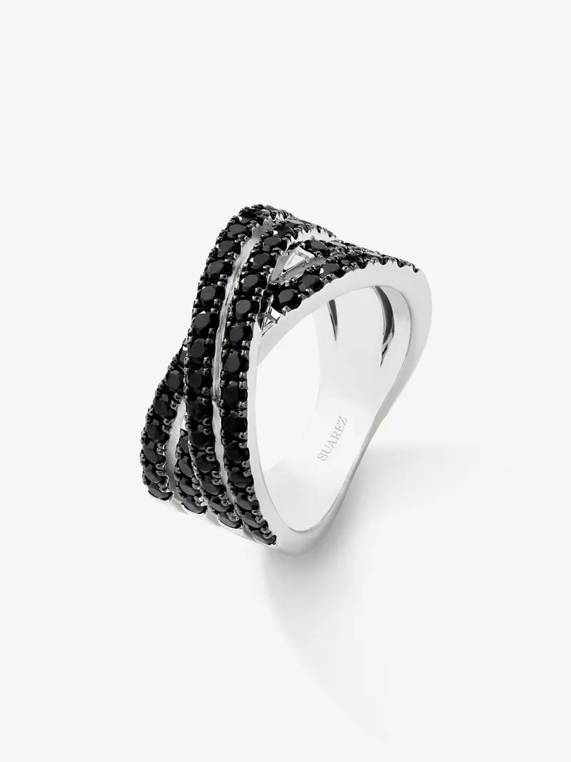 Anillo cruzado de plata 925 con espinelas negras en talla brillante