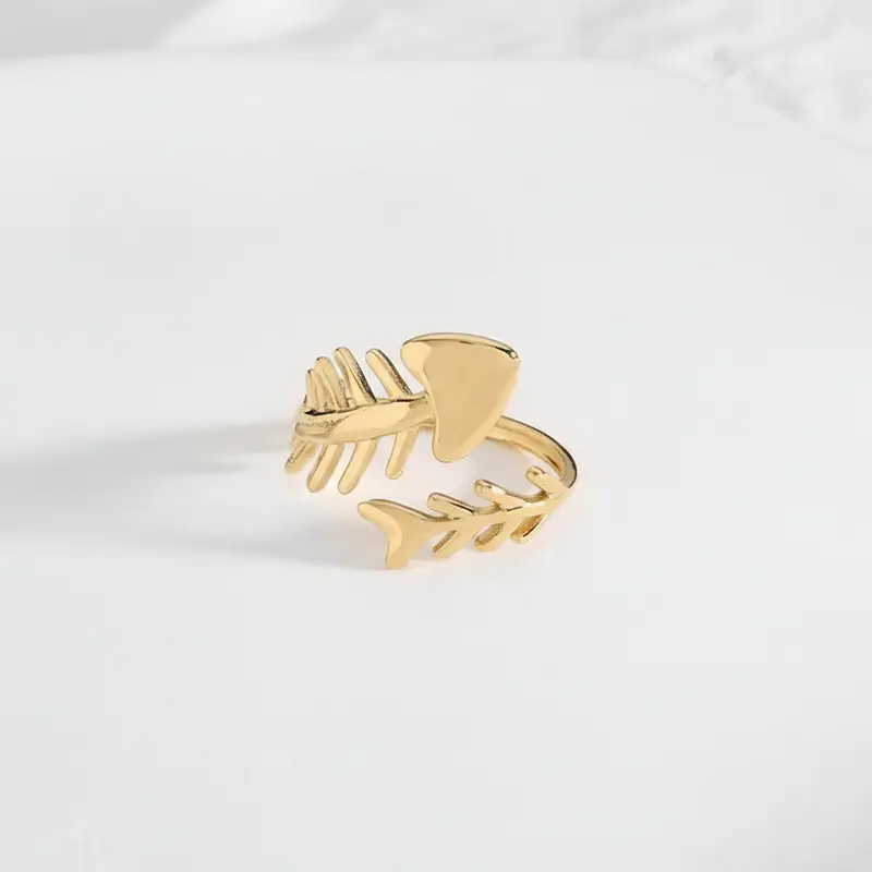 Anillo de acero con diseño de esqueleto de pescado en acabado oro