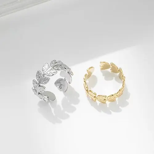 Anillo de acero con hojas y textura rugosa en acabado brillante