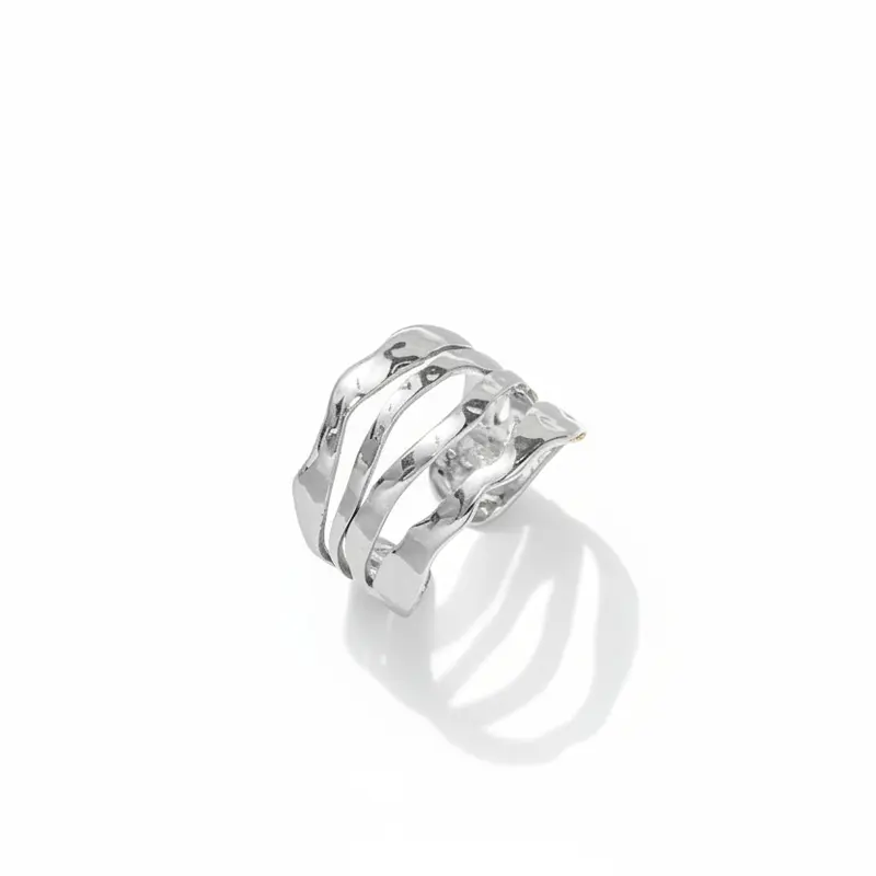 Anillo de acero con rayas de diferentes anchuras y textura rugosa