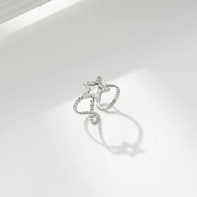 Anillo de acero doble con textura y estrella rugosa acabado plata