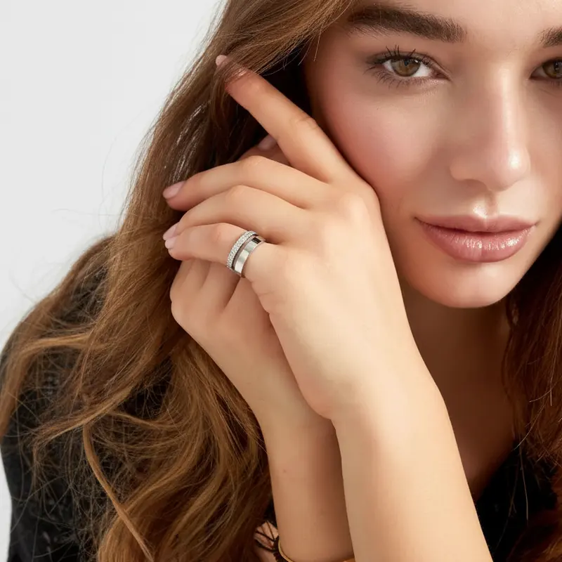 Anillo de acero doble en acabado liso y plata con circonitas