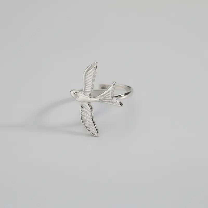 Anillo de acero fino con diseño de un ave en acabado plata