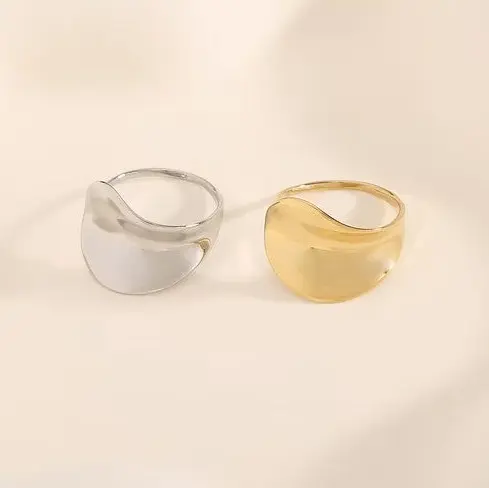Anillo de acero fino con forma irregular doblada