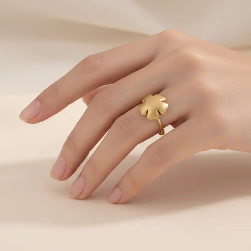 Anillo de acero fino con un trébol en acabado oro mate