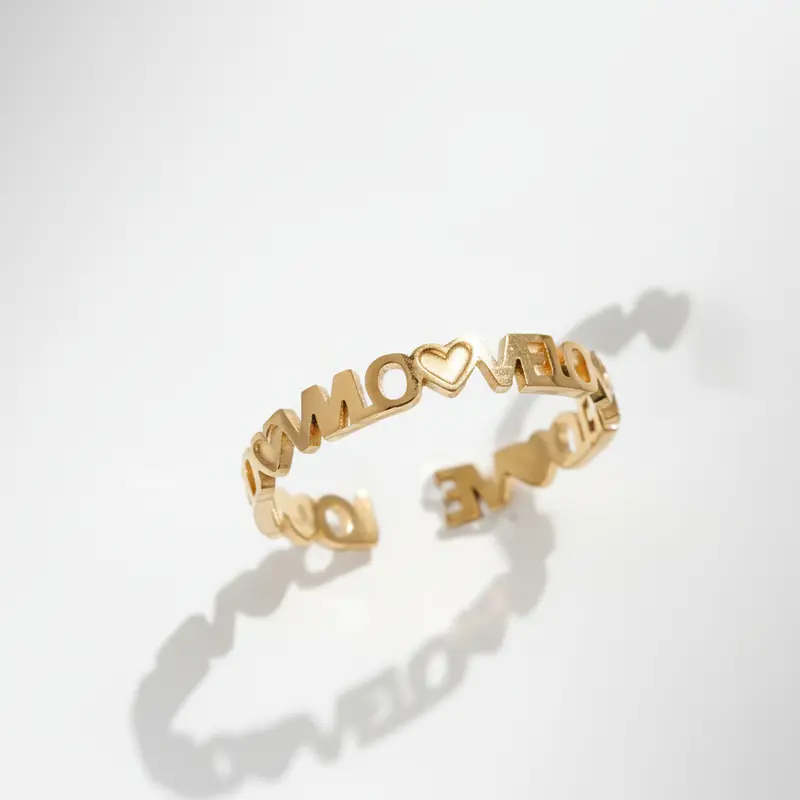 Anillo de acero fino y simple con la palabra love acabado oro