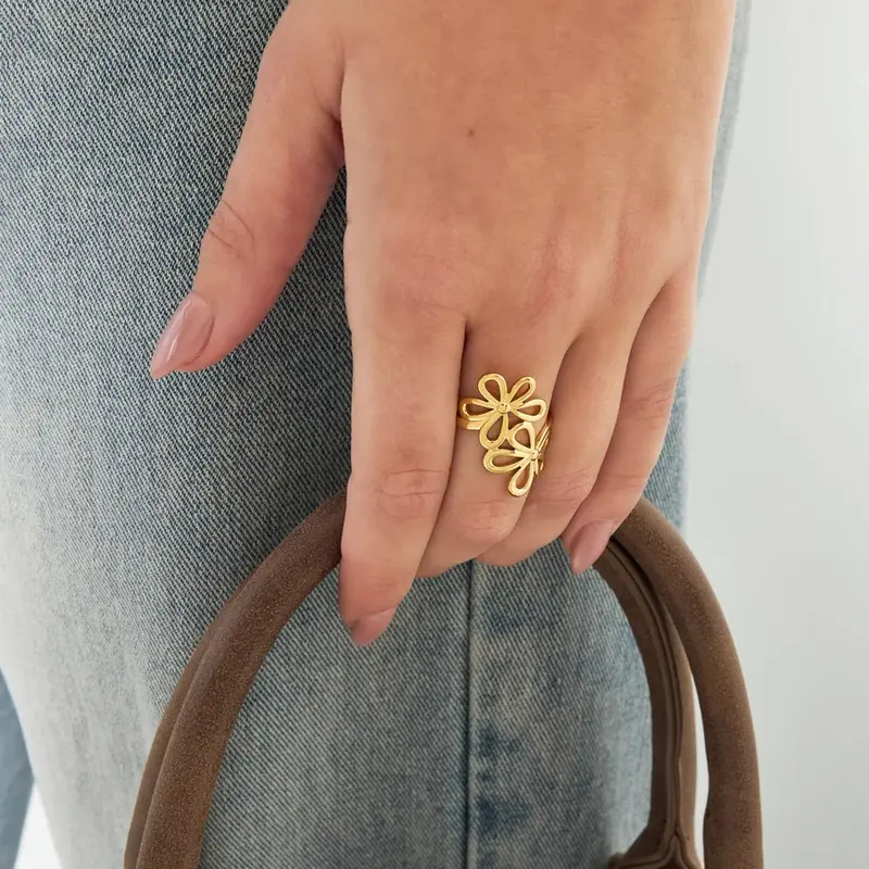 Anillo de acero grande con dos flores en acabado oro
