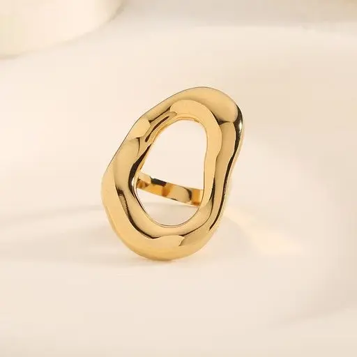 Anillo de acero grande en forma de círculo irregular acabado oro