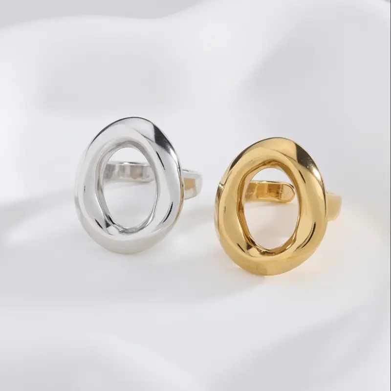Anillo de acero grueso y grande en forma de círculo irregular