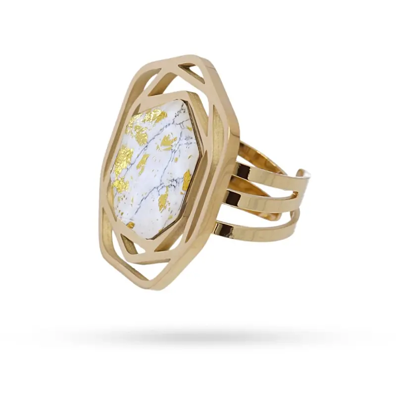 Anillo de acero quirúrgico con forma geométrica con una piedra de textura de mármol en blanco acabado oro - mbyou