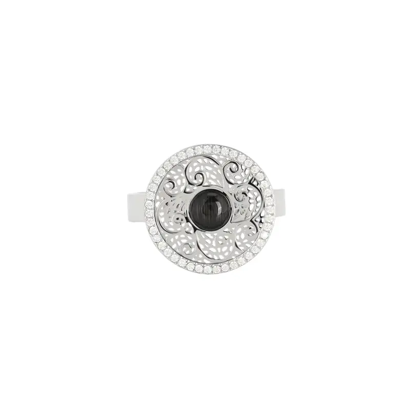 Anillo de acero redondo con diseño de filigrana, piedra y circonitas