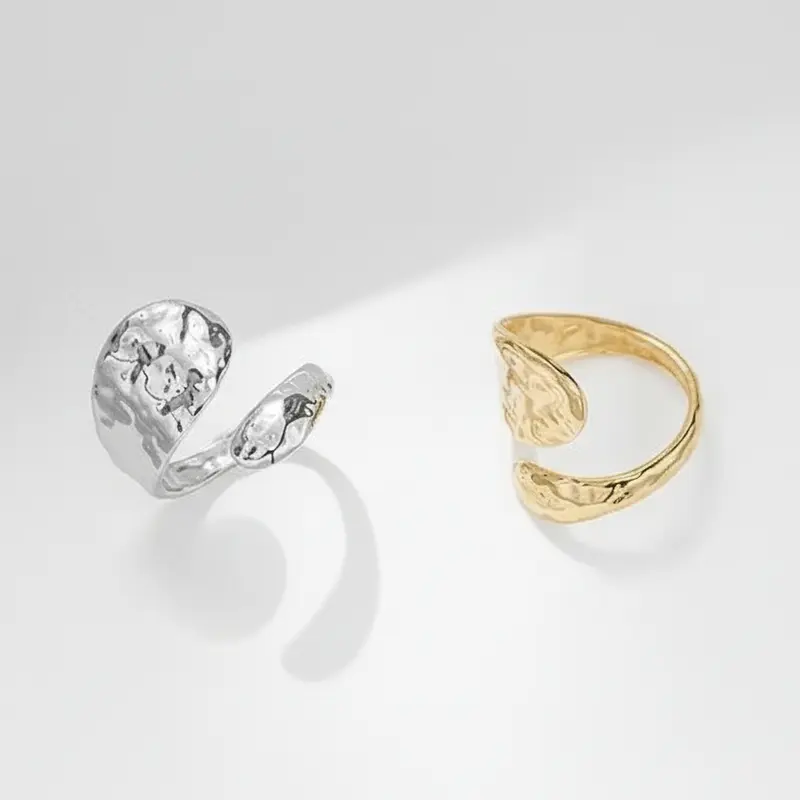 Anillo de acero separado en la parte delante y con textura rugosa
