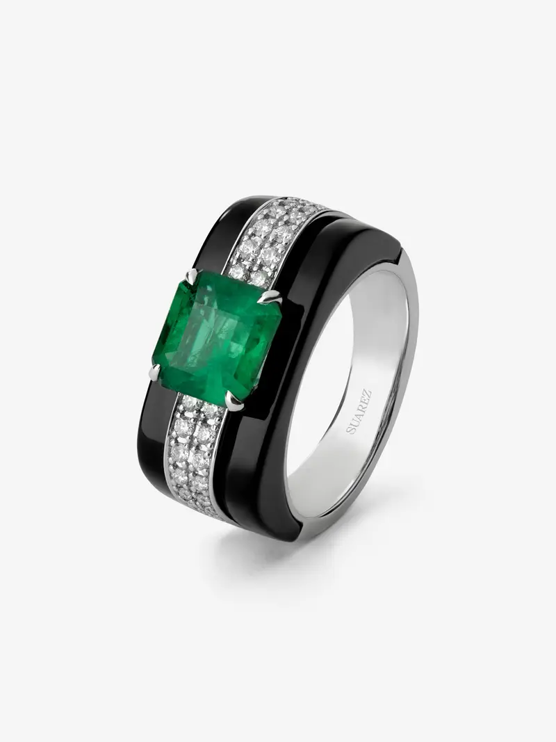 Anillo de Alta Joyería en oro blanco de 18K con esmeralda verde, ónix negro y diamantes