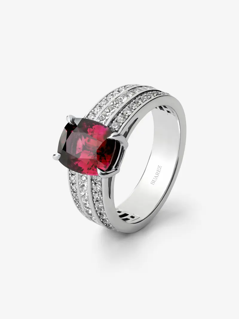 Anillo de Alta Joyería en oro blanco de 18K con rubí sangre de pichón y diamantes