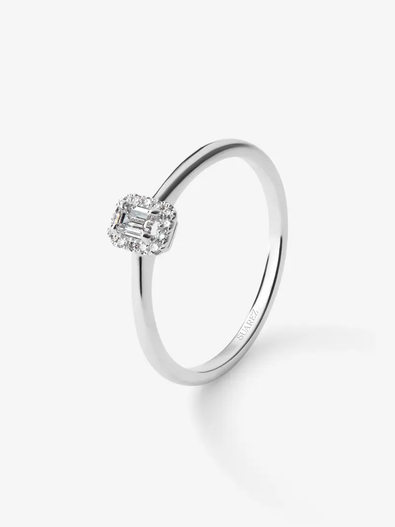 Anillo de oro 18kt con diamante en talla esmeralda y diamantes