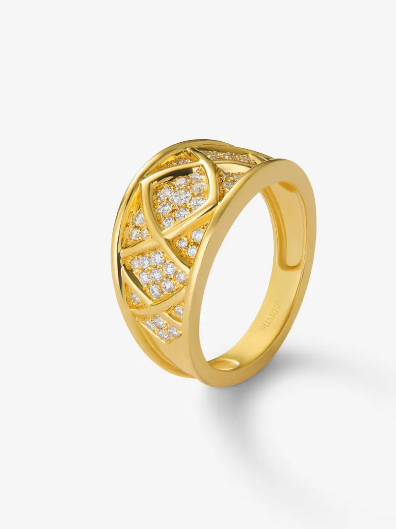 Anillo de oro amarillo con pavé de 51 diamantes en talla brilllante con un total de 0,3 cts