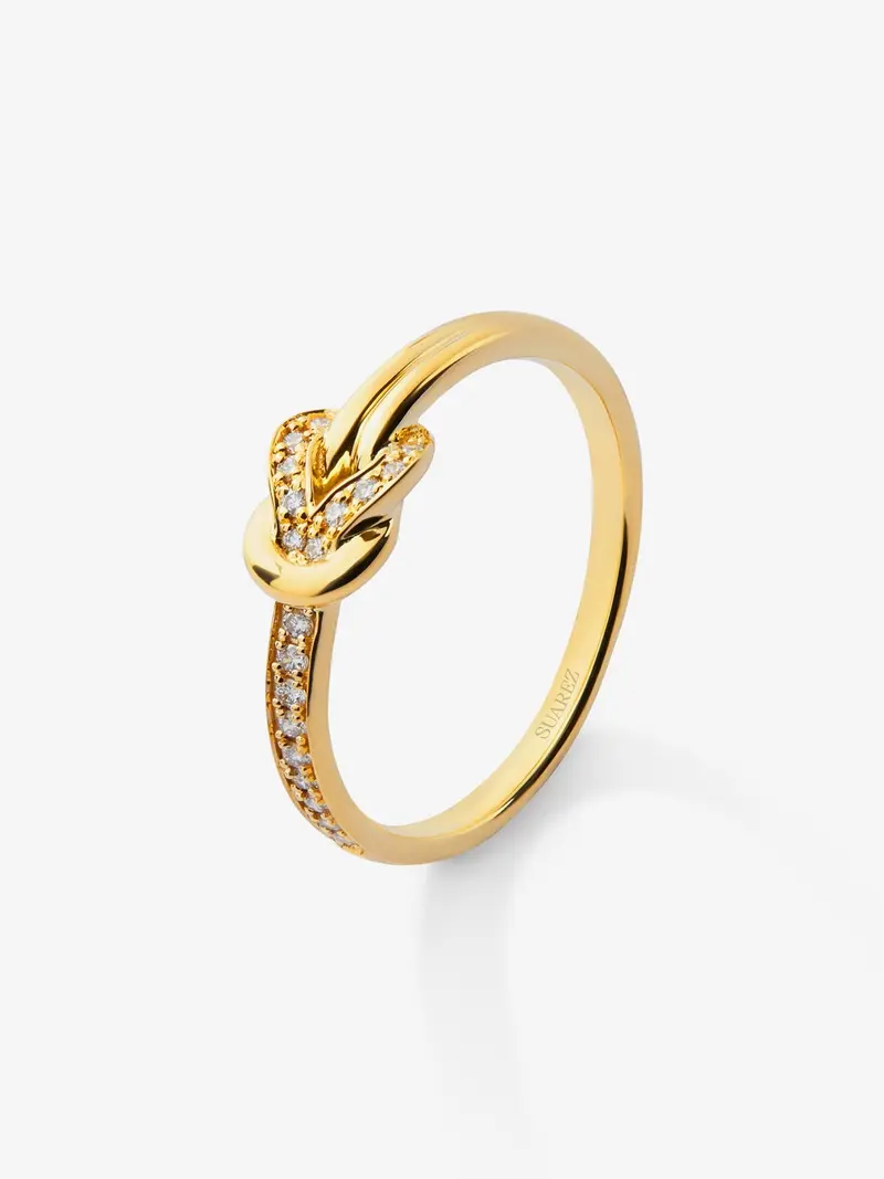 Anillo de oro amarillo de 18K con 15 diamantes en talla brillante con un total de 0,09 cts y forma de nudo