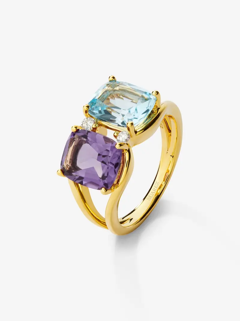 Anillo de oro amarillo de 18K con amatista morada en talla cushion de 2 cts, topacio azul sky en talla cushion de 2,75 cts y 2 diamantes en talla brillante con un total de 0,06 cts