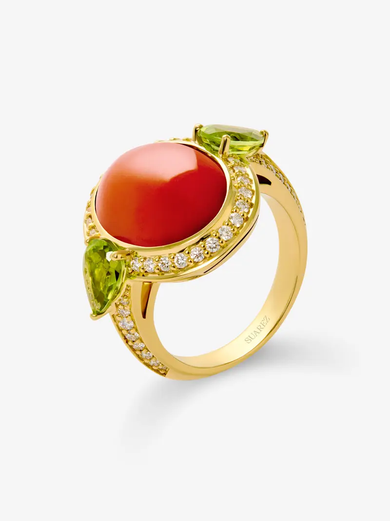 Anillo de oro amarillo de 18K con coral en talla oval, 2 peridotos verdes en talla pera y 30 diamantes en talla brillante con un total de 0,3 cts