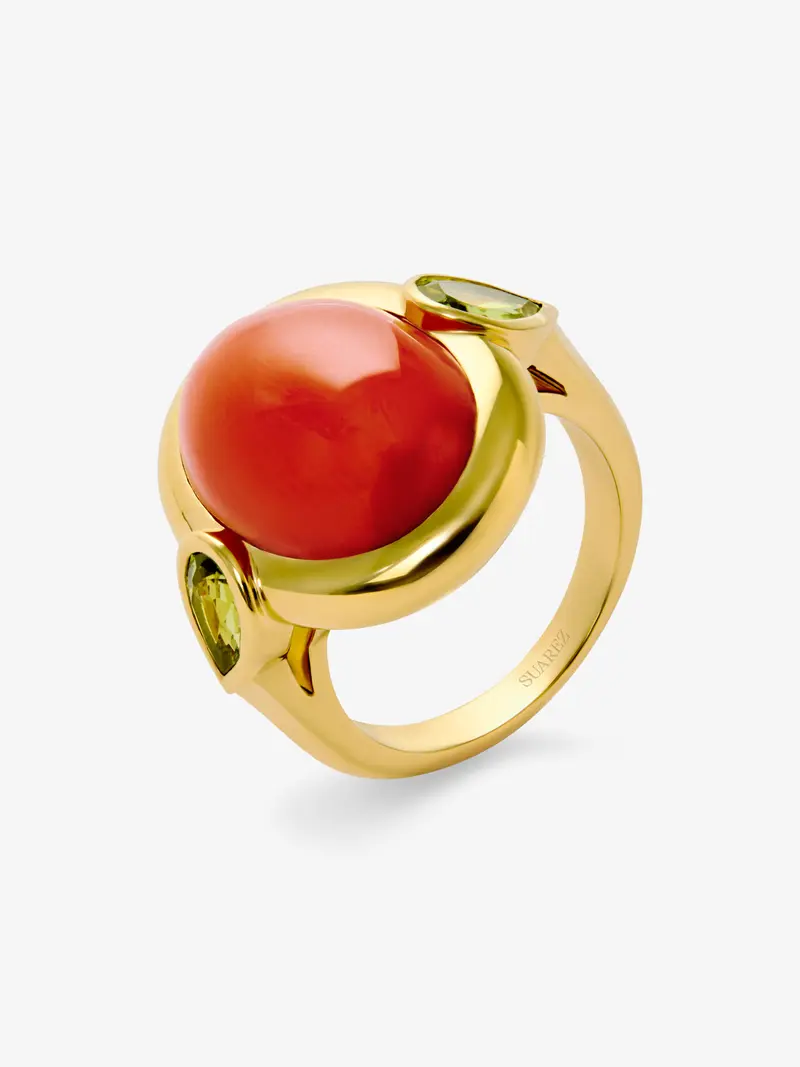 Anillo de oro amarillo de 18K con coral en talla oval y 2 peridotos verdes en talla pera