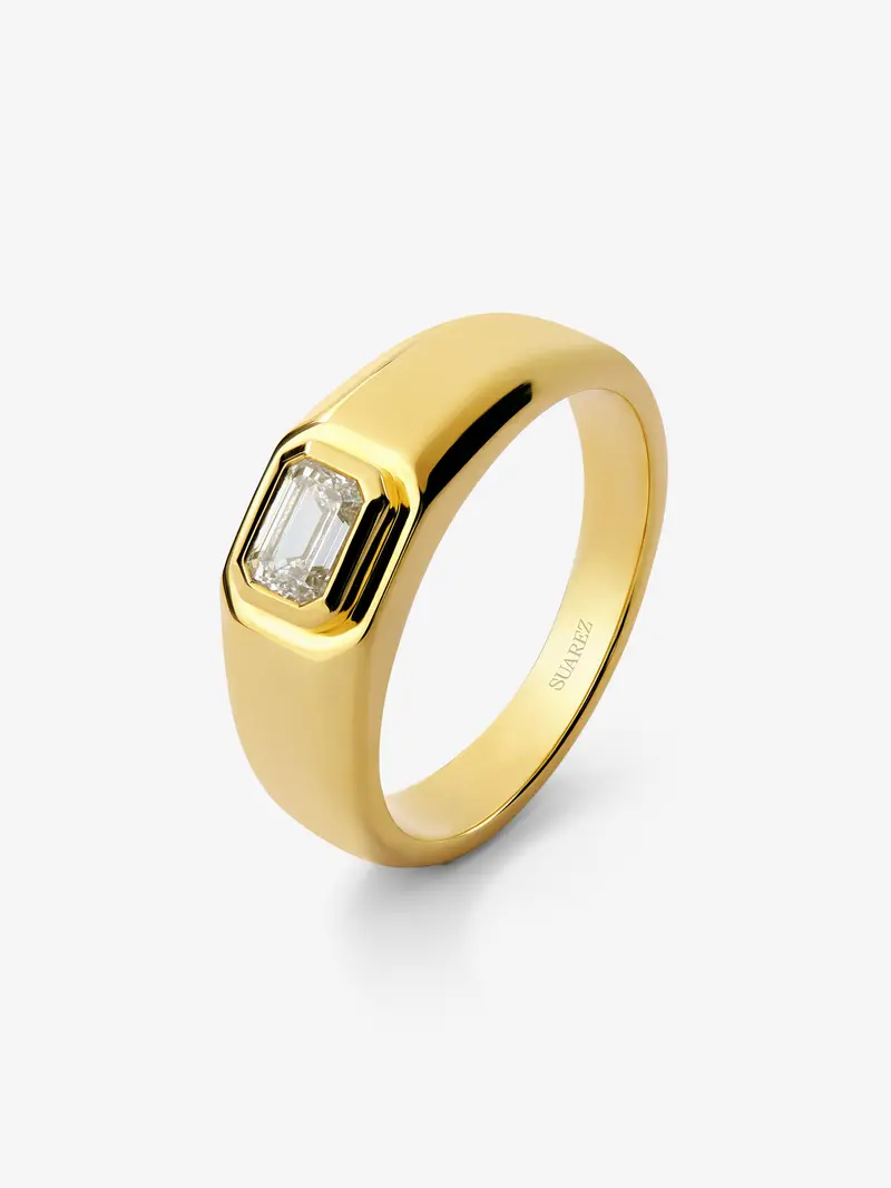 Anillo de oro amarillo de 18K con diamante en talla esmeralda de 0,40 ct