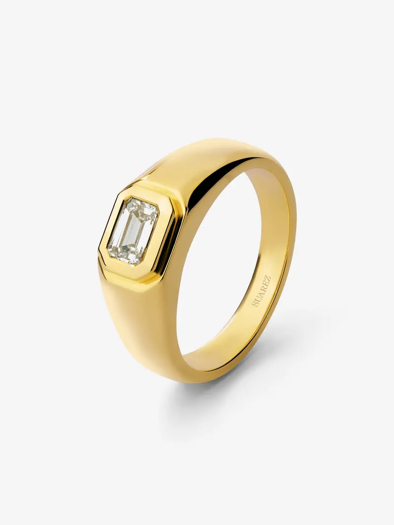 Anillo de oro amarillo de 18K con diamante en talla esmeralda de 0,50 ct