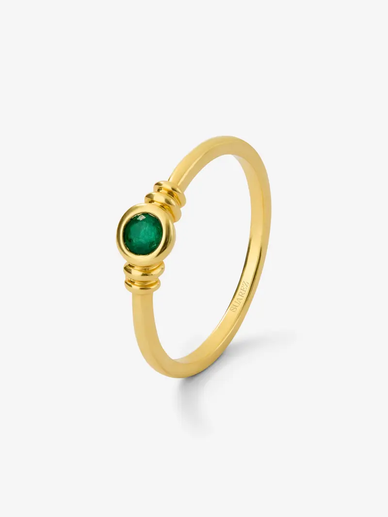 Anillo de oro amarillo de 18K con esmeralda en talla brillante de 0,15 cts
