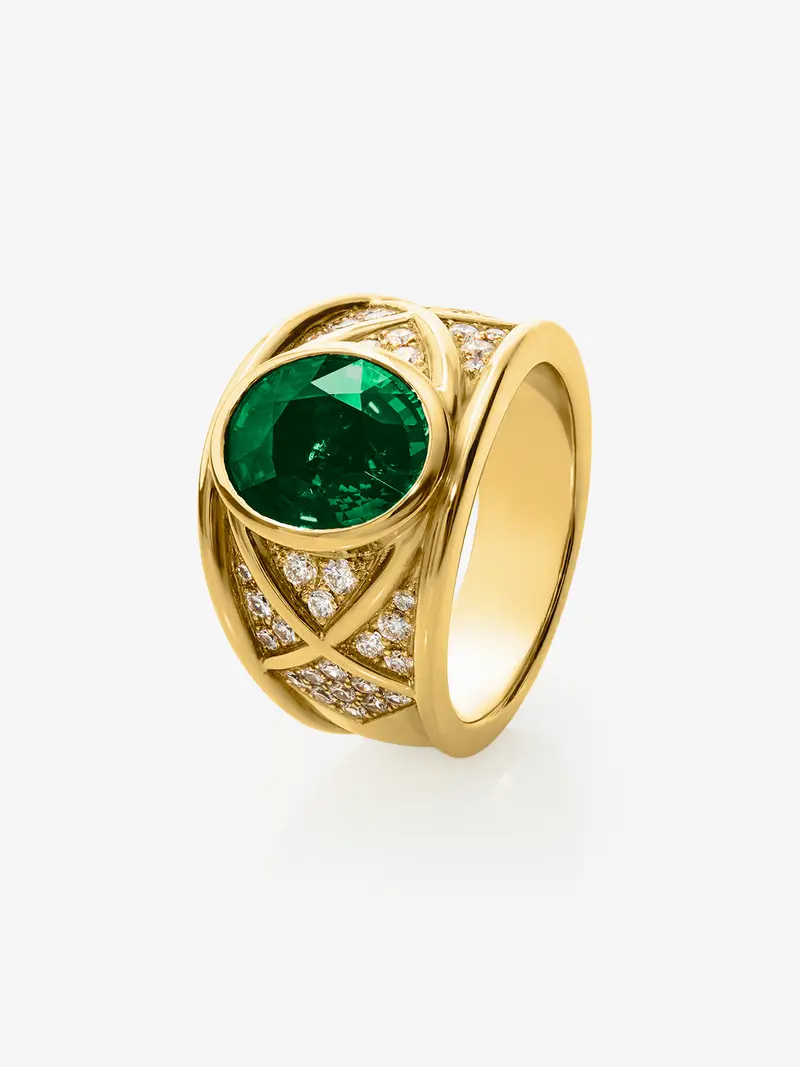 Anillo de oro amarillo de 18K con esmeralda en talla oval de 1,3 cts y 22 diamantes en talla brillante con un total de 0,3 cts