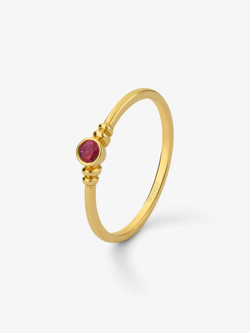 Anillo de oro amarillo de 18K con rubí en talla brillante de 0,12 cts