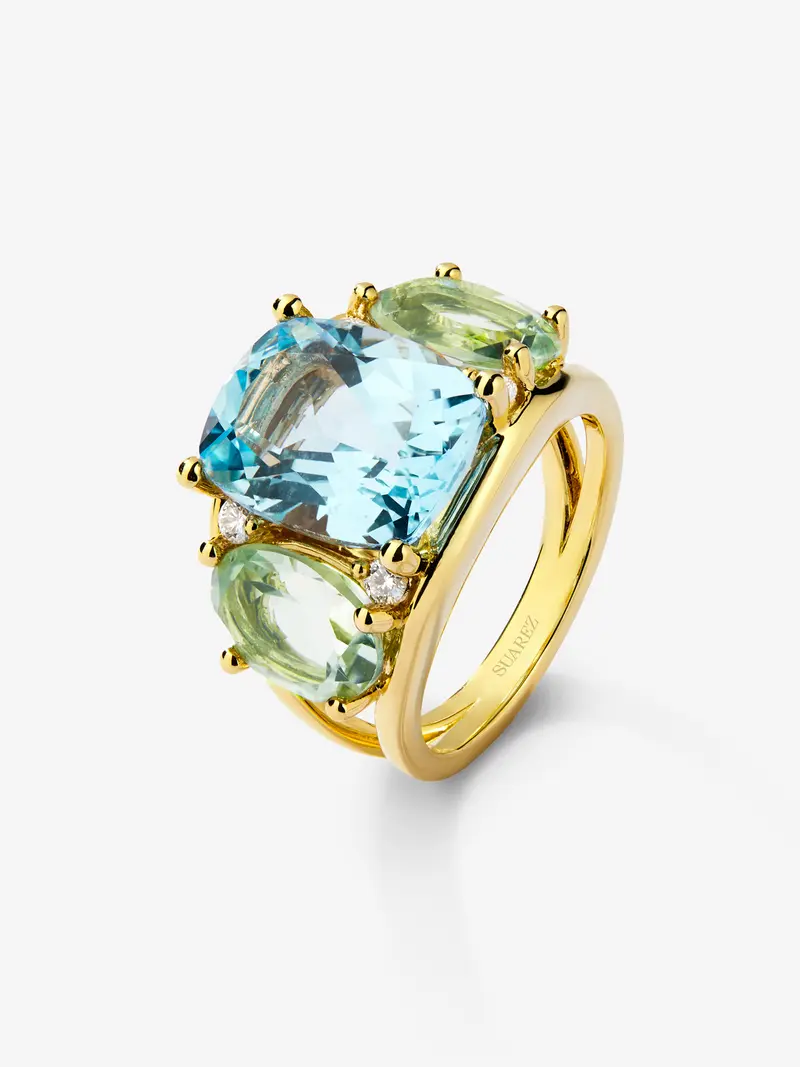 Anillo de oro amarillo de 18K con topacio azul sky en talla cushion de 5,5 cts, amatistas verdes en talla oval de 4,65 cts y diamantes blancos en talla brillante de 0,15 cts