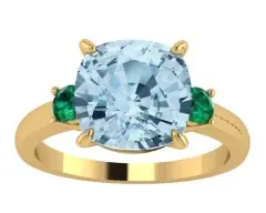Anillo de oro amarillo de 18K con topacio azul sky en talla cushion y esmeraldas en talla brillante con un total de 0,1 cts