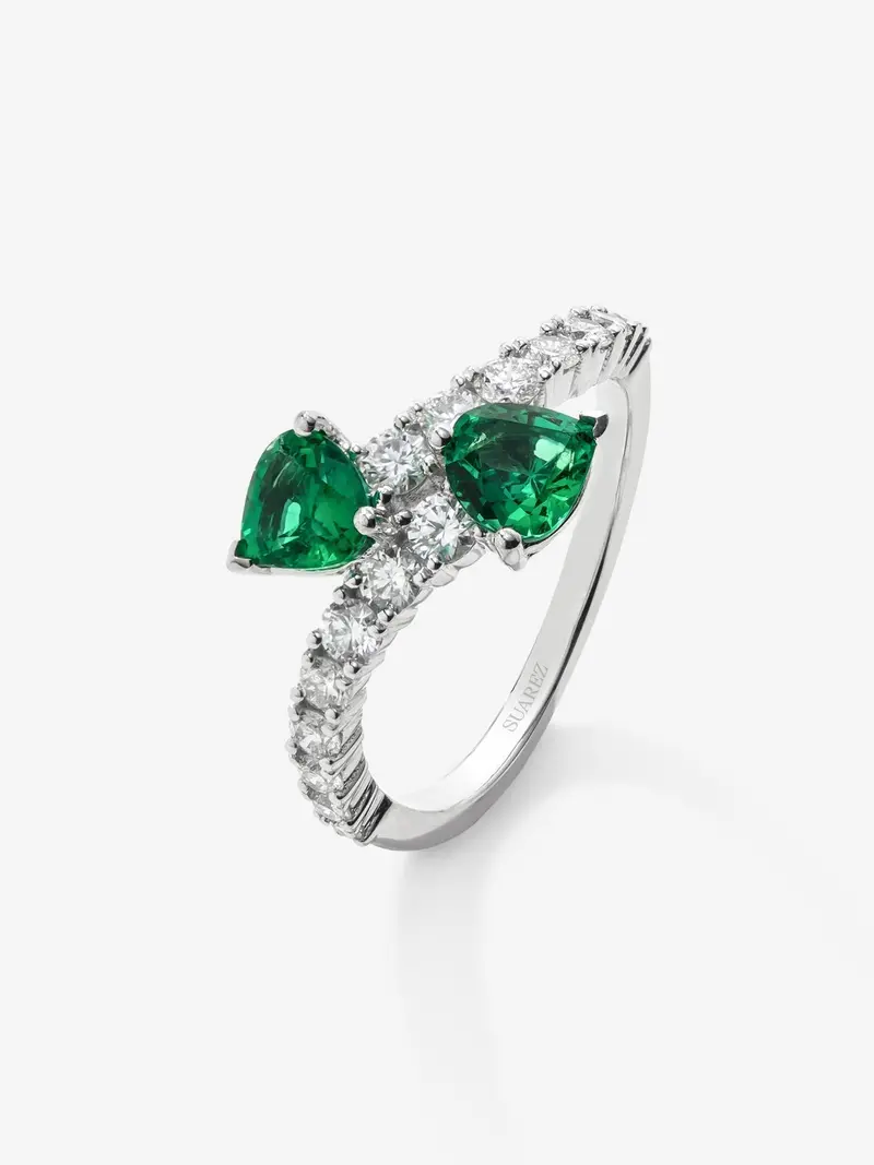 Anillo de oro blanco 18K con esmeralda central y diamantes